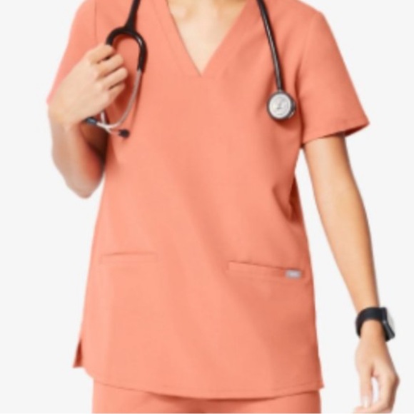 FIGS Women's Pink Scrub Set - Picture 8 of 8